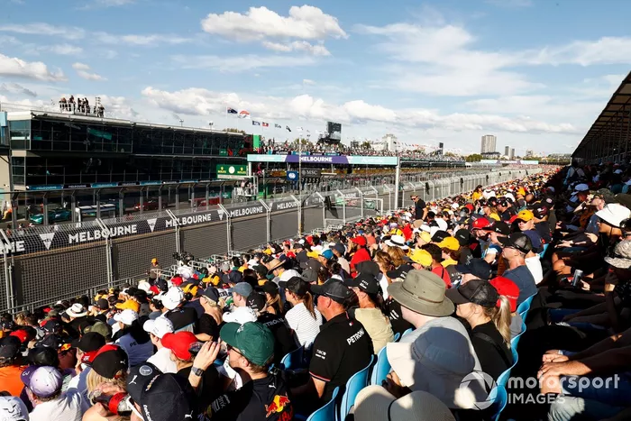 Los aficionados siguen la carrera desde las tribunas