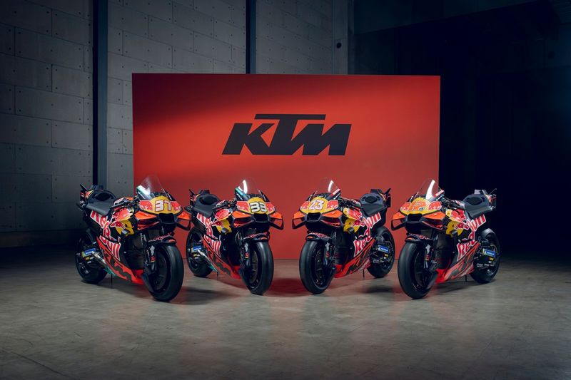 Les KTM de Pedro Acosta, Brad Binder, Enea Bastianini et Maverick Viñales
