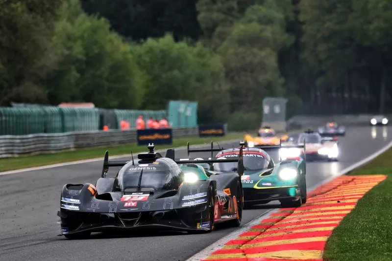 N.º 19 Genesis Magma Racing Genesis GMR-001: Mathieu Jaminet, Paul-Loup Chatin, Daniel Juncadella