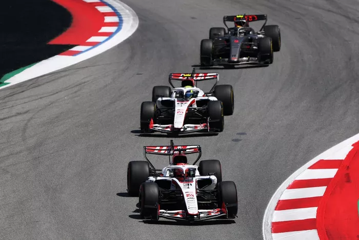 Gabriel Bortoleto, Audi F1 Team, Oliver Bearman, Haas F1 Team, Esteban Ocon, Haas F1 Team