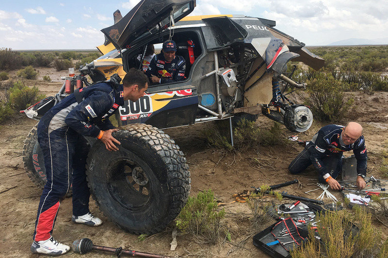 3. #300 Peugeot Sport Peugeot 3008 DKR: Stéphane Peterhansel, Jean-Paul Cottret recibe ayuda de Cyril Despres, David Castera