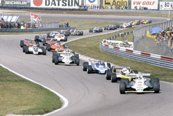 Alan Jones, Williams FW07B-Ford Cosworth, voor René Arnoux, Renault RE20, Jacques Laffite, Ligier JS11/15-Ford Cosworth, Carlos Reutemann, Williams FW07B-Ford Cosworth, Jean-Pierre Jabouille, Renault RE20, en Nelson Piquet, Brabham BT49-Ford Cosworth, Bruno Giacomelli, Alfa Romeo 179B, Gilles Villeneuve, Jody Scheckter, Ferrari 312T5, Mario Andretti, Lotus 81-Ford Cosworth, John Watson, McLaren M29C-Ford Cosworth, Didier Pironi, Ligier JS11/15-Ford Cosworth, Elio de Angelis, Lotus 81-Ford Cosworth, Riccardo Patrese, Arrows A3-Ford Cosworth, Jean-Pierre Jarier, Tyrrell 010-Ford Cosworth, Eddie Cheever, Osella FA1-Ford Cosworth, en Nigel Mansell, Lotus 81B-Ford Cosworth, bij de start