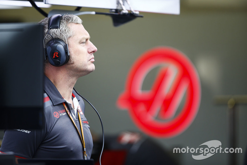 Un membro del team Haas al lavoro