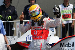 Lewis Hamilton, McLaren, ilk pole pozisyonunu kutluyor