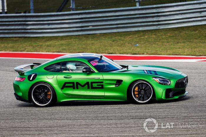 Lewis Hamilton, Mercedes AMG F1, conduce un Mercedes SLS alrededor de la pista con Usain Bolt en el asiento del pasajero