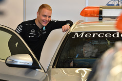 Daniil Kvyat, Scuderia Toro Rosso in the Safety Car with Valtteri Bottas, Mercedes AMG F1