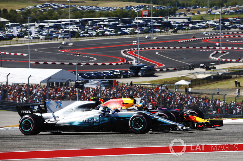 Valtteri Bottas, Mercedes AMG F1 W08, en lutte avec Daniel Ricciardo, Red Bull Racing RB13