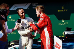 Yarış galibi Lewis Hamilton, Mercedes-AMG F1, Parc ferme ve Sebastian Vettel, Ferrari