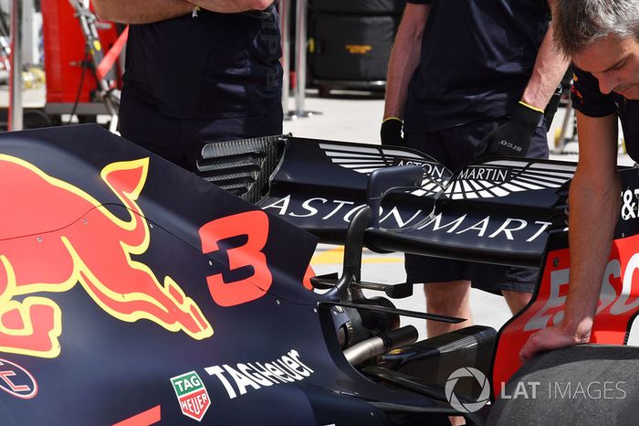 Detalle del alerón trasero del RB14 de Red Bull