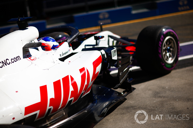 Romain Grosjean, Haas F1 Team VF-18 Ferrari, verlaat de pitbox