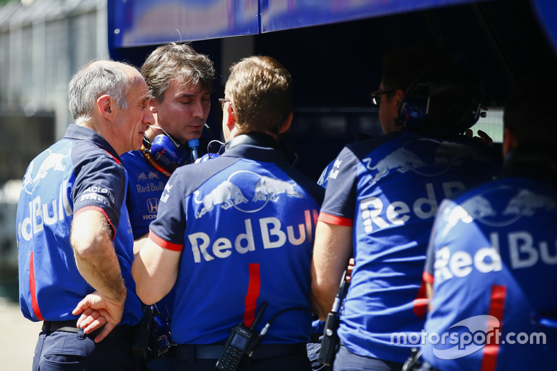 Franz Tost, director de Toro Rosso, y parte del equipo