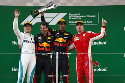 Podyum: Yarış galibi Daniel Ricciardo, Red Bull Racing, 2. Valtteri Bottas, Mercedes AMG F1, 3. Kimi Raikkonen, Ferrari ve Chris Gent, yarış mühendisi