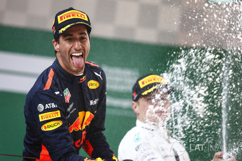 Победитель Даниэль Риккардо, Red Bull Racing, и обладатель второго места Валттери Боттас, Mercedes AMG F1