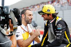 Cyril Abiteboul, directeur général de Renault Sport F1 Team, interviewe Carlos Sainz Jr., Renault Sport F1 Team, sur la grille