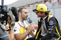 Cyril Abiteboul, Direktör, Renault Sport F1 Team, ve Carlos Sainz Jr., Renault Sport F1 Team