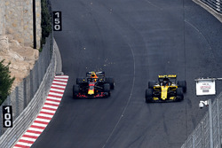 Max Verstappen, Red Bull Racing RB14 and Carlos Sainz Jr., Renault Sport F1 Team R.S. 18 battle
