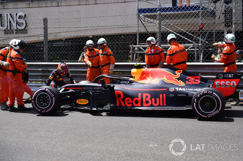 Marshals met de wagen van Max Verstappen, Red Bull Racing RB14 na crash