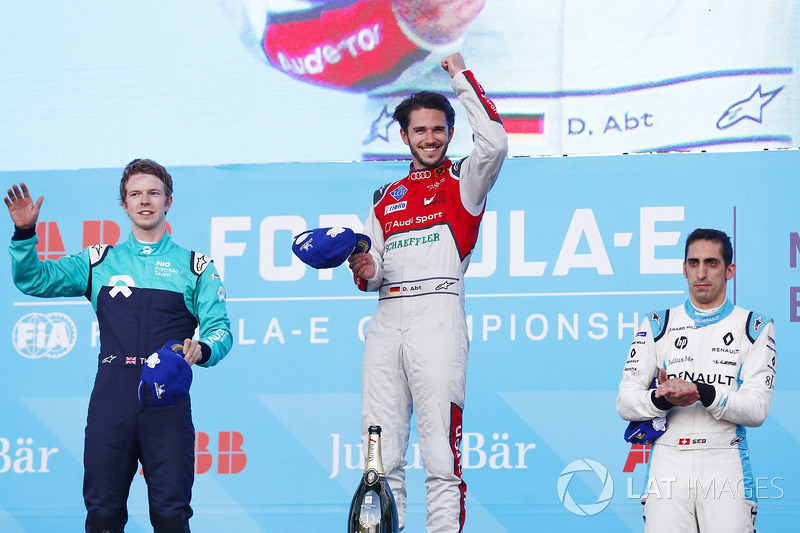 Daniel Abt, Audi Sport ABT Schaeffler, celebra con Oliver Turvey, NIO Formula E Team, Sébastien Buem