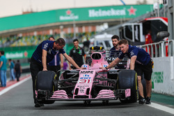 La voiture d'Esteban Ocon, Sahara Force India VJM10 poussé par ses mécaniciens