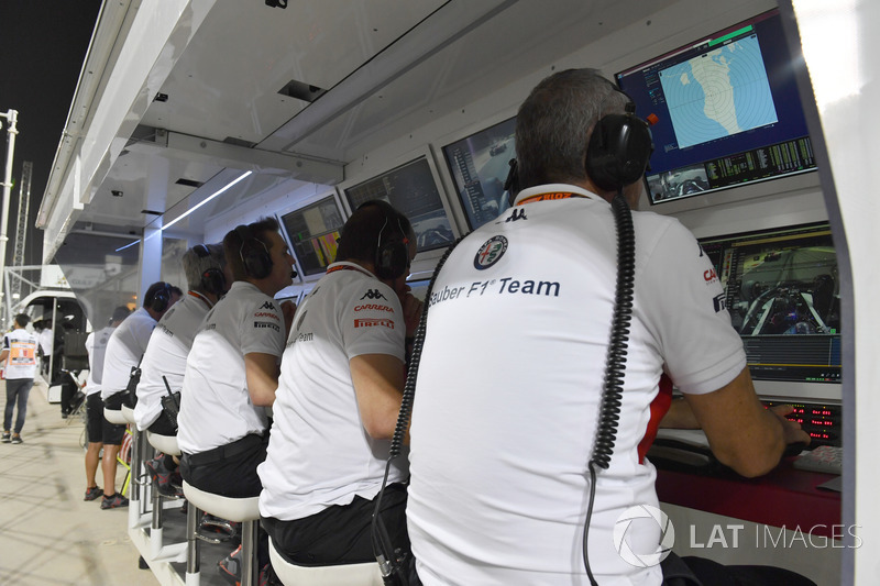 Sauber pit wall gantry