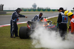 Маршалы убирают с трассы автомобиль Red Bull Racing RB14 Даниэля Риккардо