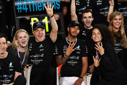 Toto Wolff, Mercedes AMG F1 Director de Motorsport, Valtteri Bottas, Mercedes AMG F1 y su esposa, Em