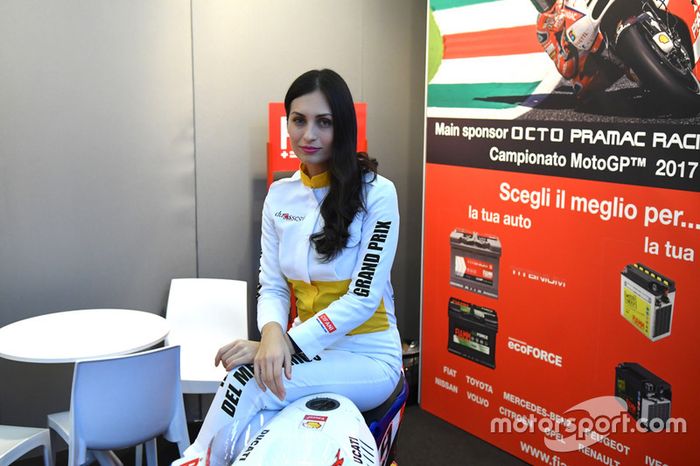 Las chicas en el Salón del Automóvil de Bolonia 2017