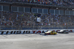 Joey Logano, Team Penske, Ford Fusion Shell Pennzoil takes the checkered flag