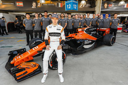 Stoffel Vandoorne, McLaren, con el equipo McLaren en la foto de grupo