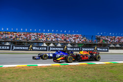 Marcus Ericsson, Sauber C36 ve Daniel Ricciardo, Red Bull Racing RB13 pozisyon mücadelesi