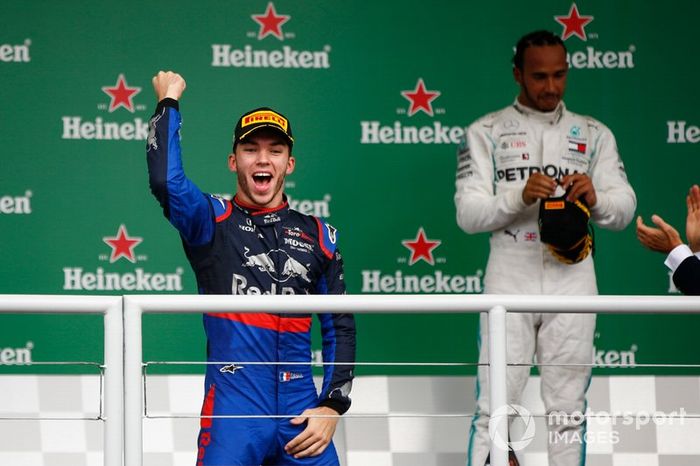 Podio: segundo lugar Pierre Gasly, Toro Rosso y el tercer lugar Lewis Hamilton, Mercedes AMG F1 