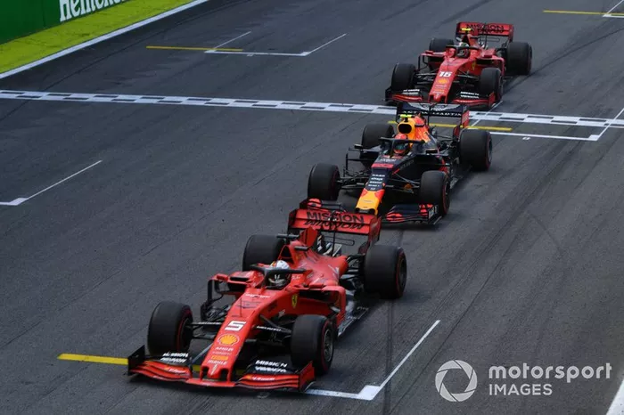 Sebastian Vettel, Ferrari SF90, precede Alexander Albon, Red Bull RB15, e Charles Leclerc, Ferrari SF90, dopo la prima uscita della Safety Car