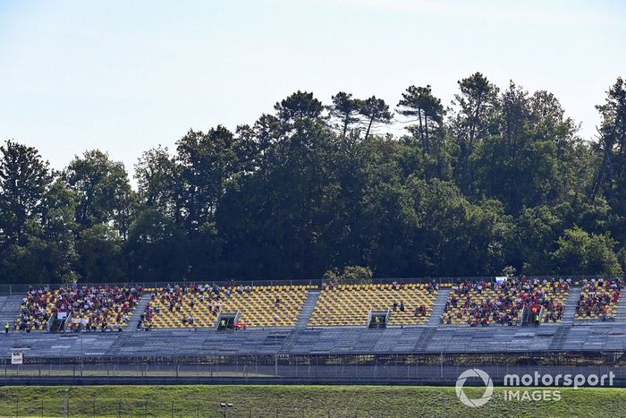 Aficionados en las gradas de Mugello