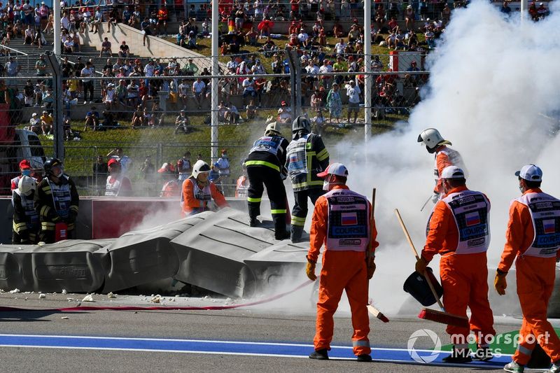 Comisarios con el coche accidentado de Luca Ghiotto, Hitech Grand Prix tras el toque con Jack Aitken, Campos Racing 