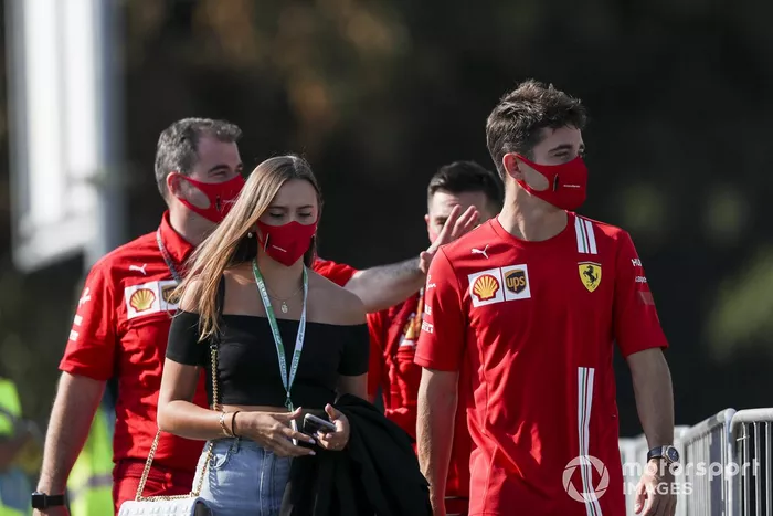 Charles Leclerc, Ferrari con la sua ragazza Charlotte Siné arrivano in pista