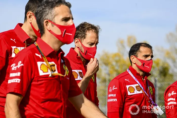 Sebastian Vettel, Ferrari, con Marc Gene y otros compañeros
