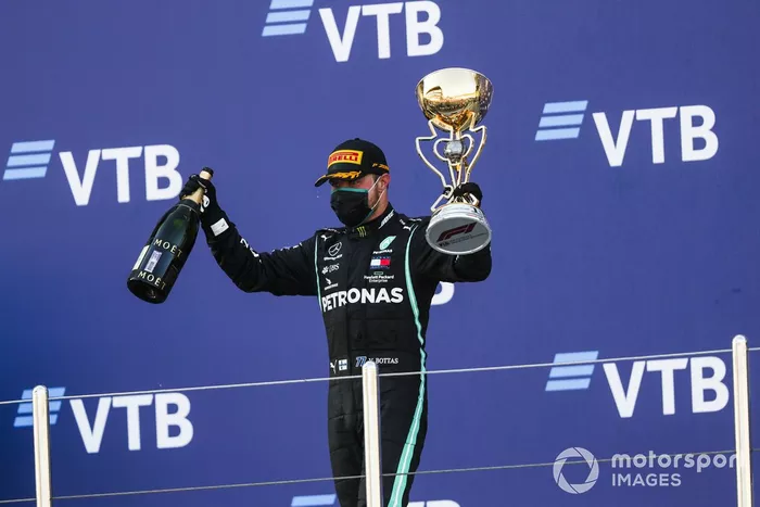 Podio: ganador Valtteri Bottas, Mercedes-AMG F1