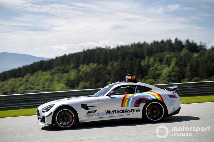 Saftey Car con el logo de We Race As One