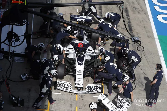 Daniil Kvyat, AlphaTauri AT01, con su ala delantera cambiada en los pits