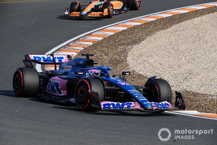 Fernando Alonso, Alpine A522, Daniel Ricciardo, McLaren MCL36