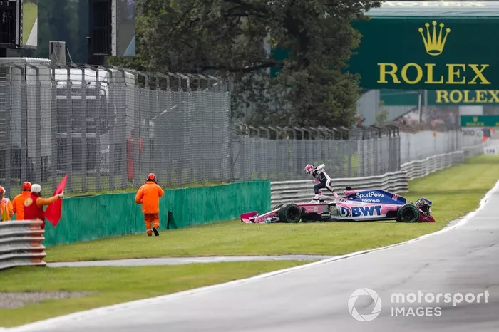 Sergio Perez, Racing Point RP19, sale de su coche tras su accidente en la FP1 de Monza