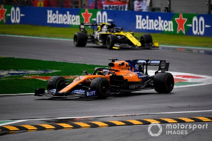 Carlos Sainz Jr., McLaren MCL34, Nico Hulkenberg, Renault F1 Team R.S. 19