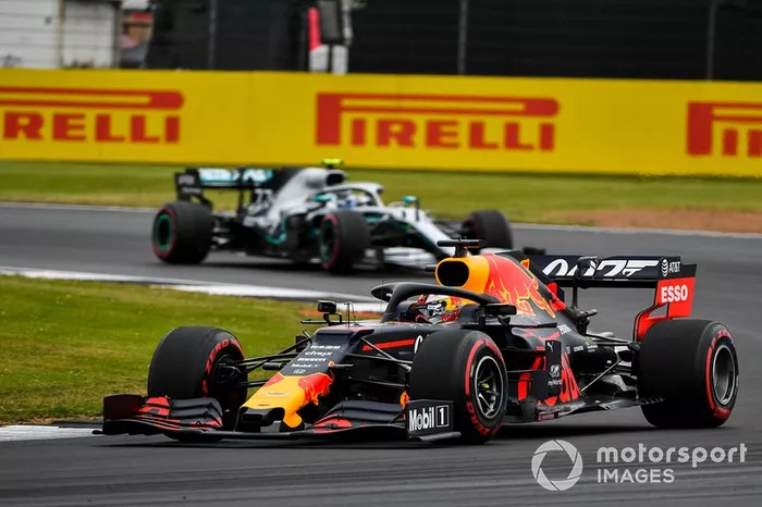 Max Verstappen, Red Bull Racing RB15, precede Valtteri Bottas, Mercedes AMG W10