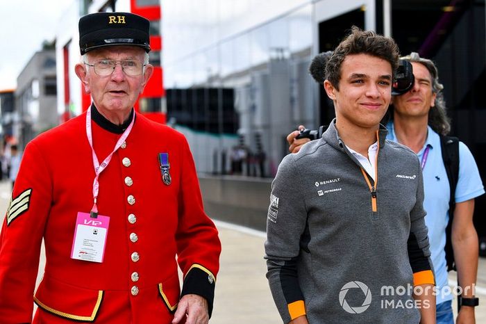 Lando Norris, McLaren en el paddock con un jubilado de Chelsea