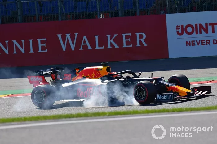 Max Verstappen, Red Bull Racing RB15, se bloquea en Bus Stop