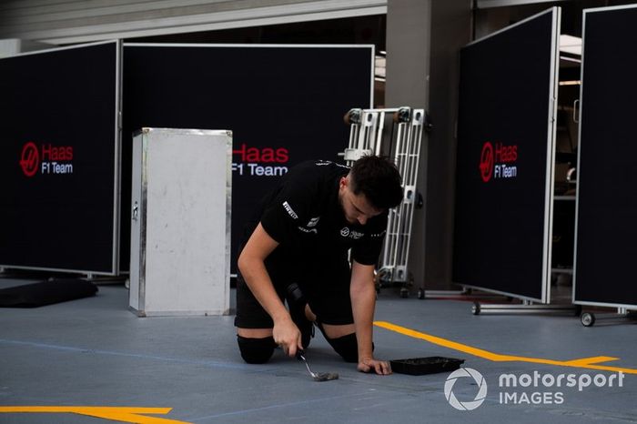 Un miembro de Haas en Singapur