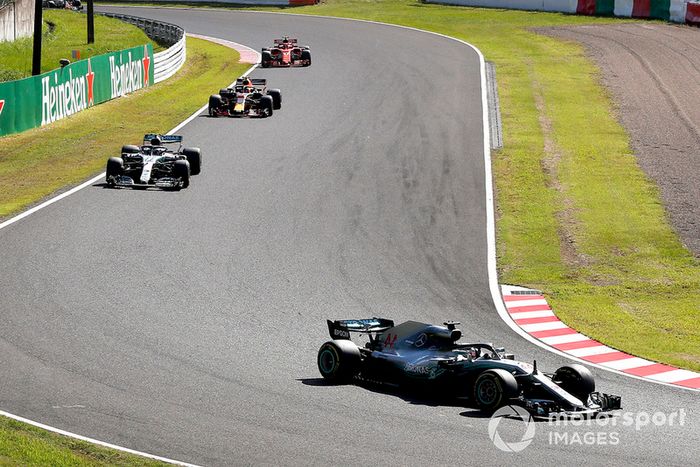 Lewis Hamilton, Mercedes-AMG F1 W09, lidera la carrera