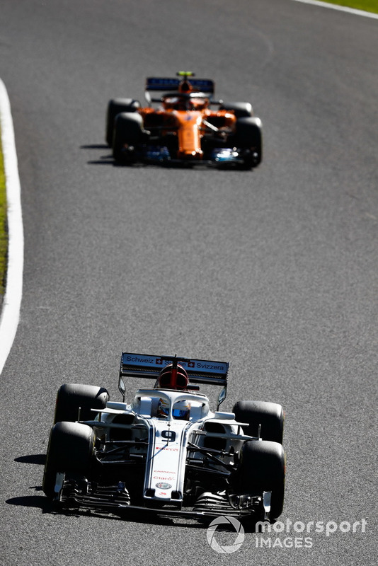 Marcus Ericsson, Sauber C37, leads Stoffel Vandoorne, McLaren MCL33