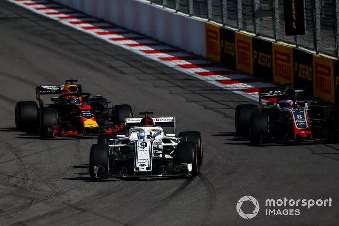 Marcus Ericsson, Sauber C37, Romain Grosjean, Haas F1 Team VF-18 y Daniel Ricciardo, Red Bull Racing RB14