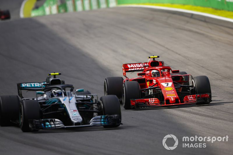 Кімі Райкконен, Ferrari SF71H, атакує Валттері Боттаса, Mercedes AMG F1 W09.